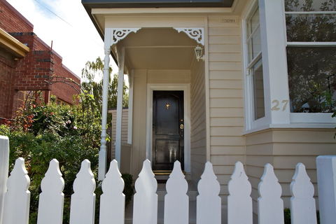 Strahan House - Accommodation Main Beach 0