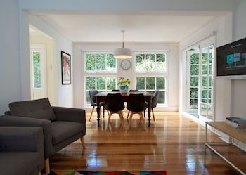 Strahan House - Accommodation Main Beach 4