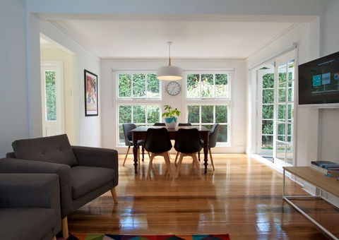 Strahan House - Accommodation Main Beach 5