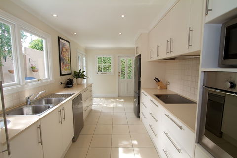 Strahan House - Accommodation Main Beach 6