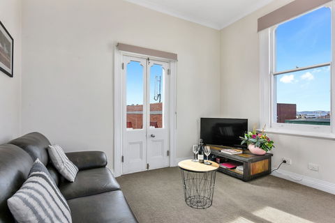 Trinity Hill Apartments - Accommodation Main Beach 0