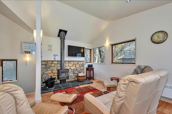 Snow Bound - Accommodation Main Beach 1
