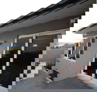 Sunny Sandy Bay Apartment - Accommodation Main Beach