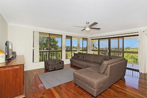KINGSCLIFF HOLIDAY HOME On The HILL SYDS VIEW - Accommodation Main Beach 0
