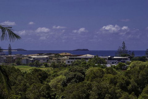 KINGSCLIFF HOLIDAY HOME On The HILL SYDS VIEW - Accommodation Main Beach 2