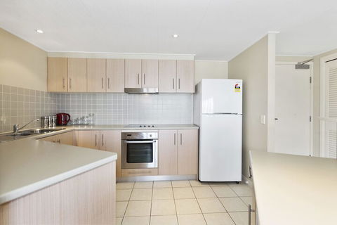 RESORT On The BEACH 4302 - Accommodation Main Beach 3