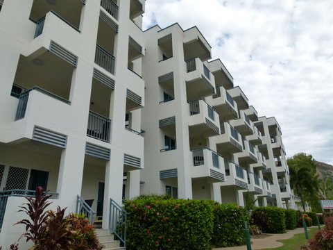 Madison Ocean Breeze - Accommodation Main Beach 0