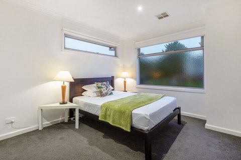 Aquawaters House By Barefoot Beach Stays - Accommodation Main Beach 7