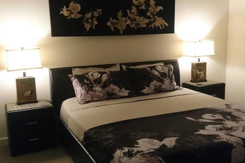 Palm Lakeside - Bowen, Whitsundays Wifi Netflix Private Cool Luxury - Accommodation Main Beach 2