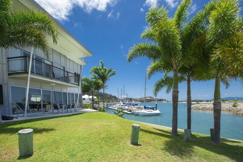 Magnetic Docks Townhouse 1 - Accommodation Main Beach 0