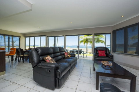 Magnetic Docks Townhouse 1 - Accommodation Main Beach 2