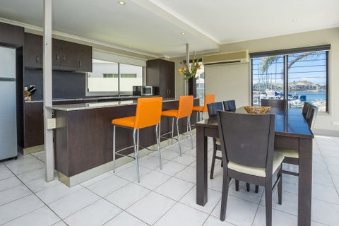 Magnetic Docks Townhouse 1 - Accommodation Main Beach 5