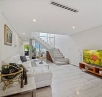Luxurious New House Hidden Near Central CBD - Accommodation Main Beach