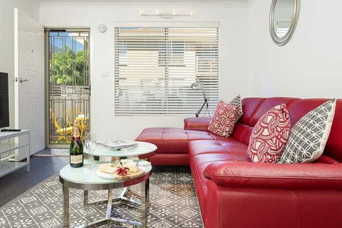 Understated Elegance Affordable Luxury - Accommodation Main Beach 6