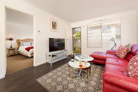 Understated Elegance Affordable Luxury - Accommodation Main Beach 3