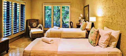 Oceans Edge Beach House At Oak Beach - Accommodation Main Beach 4