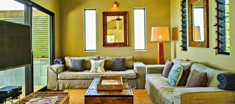 Oceans Edge Beach House At Oak Beach - Accommodation Main Beach 6