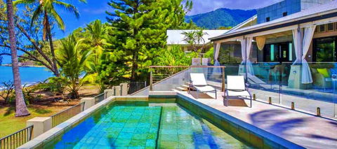 Oceans Edge Beach House At Oak Beach - Accommodation Main Beach 3
