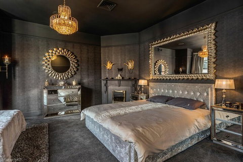 Celestial Suite - Accommodation Main Beach 4