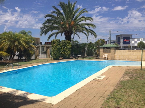 Platinum Motel - Accommodation Main Beach 0