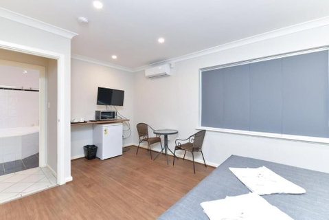 Platinum Motel - Accommodation Main Beach 3