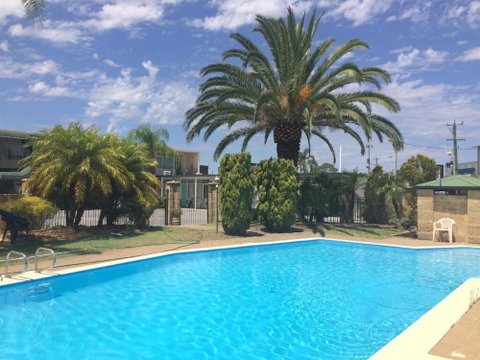 Platinum Motel - Accommodation Main Beach 1