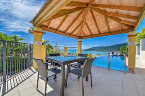 Ocean Views Galore - Airlie Beach - Accommodation Main Beach 0