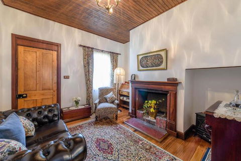 Sargeants & Armoury Cottages 1823 - Accommodation Main Beach 5