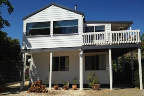 Yarraglen BnB - Accommodation Main Beach 0