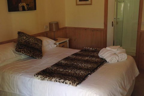 Yarraglen BnB - Accommodation Main Beach 5