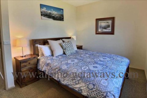 Blue Bird - Accommodation Main Beach 5