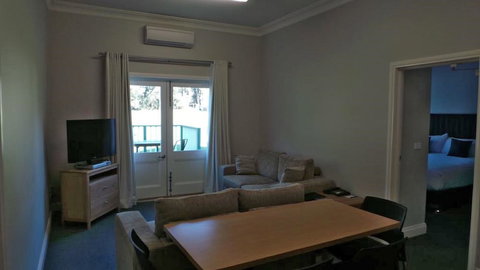 Oscar's On The Yarra - Accommodation Main Beach 6