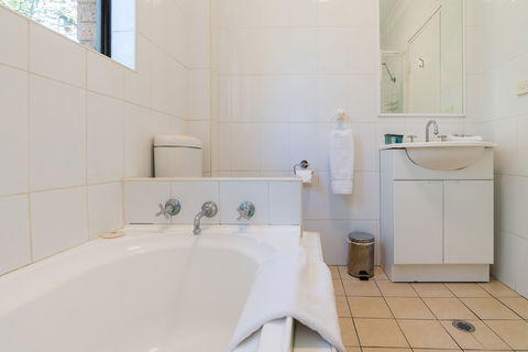 Eastwood Furnished Apartments - Accommodation Main Beach 2