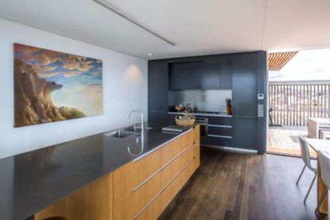 Avalon City Retreat - Accommodation Main Beach 2