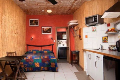 The Underground Motel - Accommodation Main Beach 3