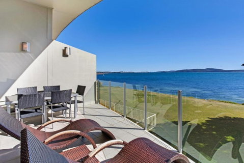 Breath Taking Waterfront! - Accommodation Main Beach 7