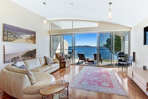 Breath Taking Waterfront! - Accommodation Main Beach 6