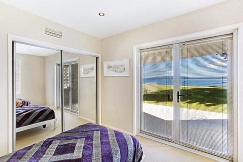 Breath Taking Waterfront! - Accommodation Main Beach 5