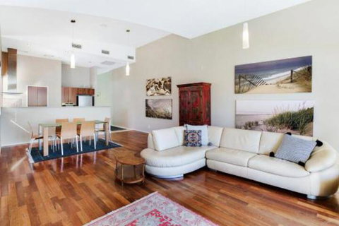 Breath Taking Waterfront! - Accommodation Main Beach 0