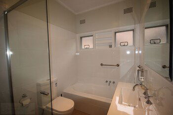 Fairways Close - Accommodation Main Beach 4