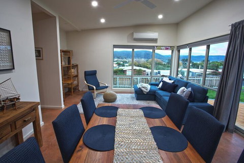 The Hill House - Accommodation Main Beach 3