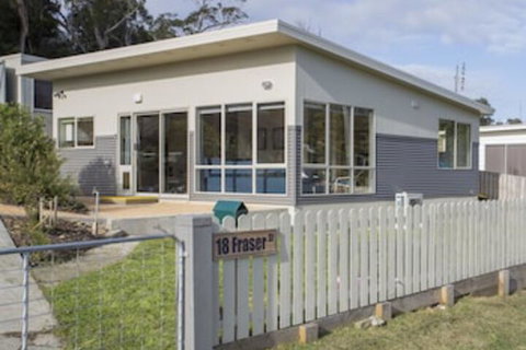 The Hill House - Accommodation Main Beach 0