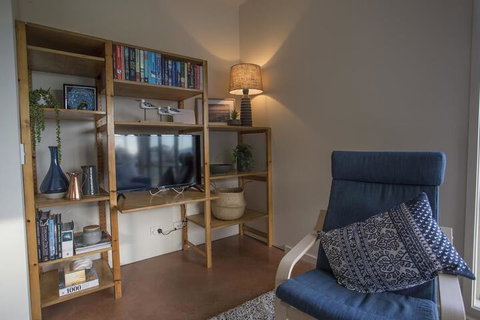 The Hill House - Accommodation Main Beach 5