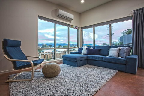 The Hill House - Accommodation Main Beach 7