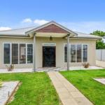 Zaahira House - Accommodation Main Beach 0