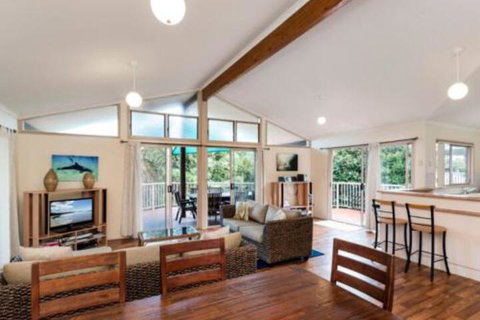 Amaroo House - Accommodation Main Beach 0