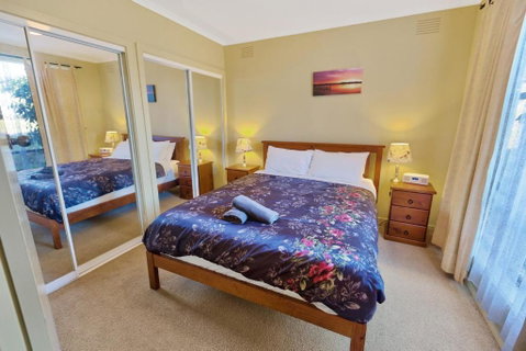 Above Sunset 100m From The Paynesville Lakes - Accommodation Main Beach 1