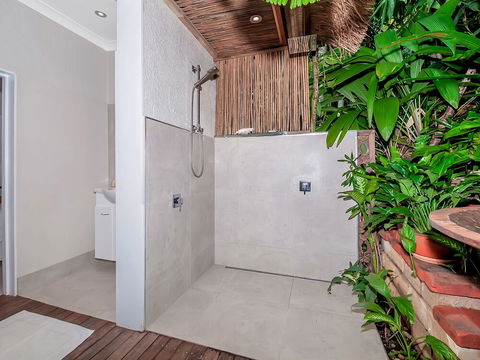 Unique Tropical Rainforest Getaway - Accommodation Main Beach 3