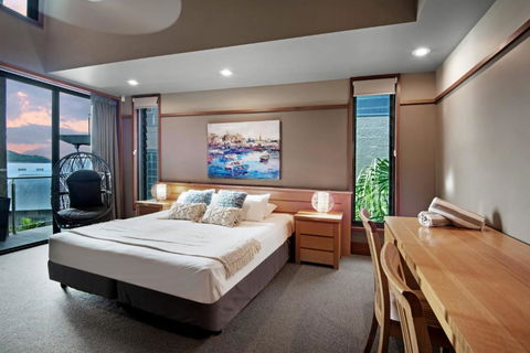 Yacht Club Villa 33 Serenity 4 Bedroom 4 Bathroom House Ocean Views 2 Buggies - Accommodation Main Beach 1