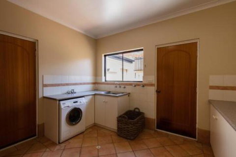 Maidstone Executive Residence - Accommodation Main Beach 7